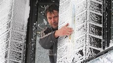 Údržbář pustevenské lanovky Pavel Prchala čístí teploměr od vrstvy sněhu. (29.... Údržbář pustevenské lanovky Pavel Prchala čístí teploměr od vrstvy sněhu. (29....