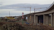 Stavba R35 běží nyní jen v Opatovicích nad Labem. Příprava dalších úseků... Stavba R35 běží nyní jen v Opatovicích nad Labem. Příprava dalších úseků...