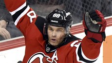 Jaromír Jágr z New Jersey oslavuje svůj gól porti Pittsburghu. Jaromír Jágr z New Jersey oslavuje svůj gól porti Pittsburghu.