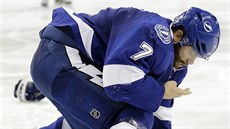 Radko Gudas z Tampy Bay kontroluje, zda mu z obličeje neodkapává krev. Radko Gudas z Tampy Bay kontroluje, zda mu z obličeje neodkapává krev.