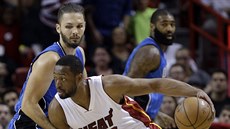 Dwyane Wade (v bílém) z Miami uniká kolem Evana Fourniera z Orlanda.