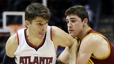 Kyle Korver (vlevo) z Atlanty uniká Joeu Harrisovi z Clevelandu.