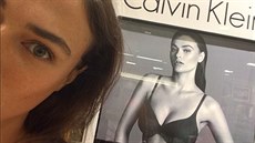 Myla Dalbesio v reklam na spodní prádlo Calvin Klein