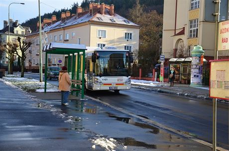 Autobusová zastávka MHD v karlovarské Moskevské ulici je otoená zadní stnou...