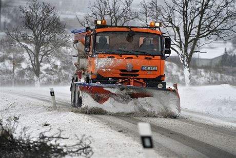 Sypae Tatra vysoinské správy a údrby silnic poízené v letech 1992 a 2008 nemohou shrnovat sníh. S radlicí mají toti petíenou pední nápravu, co silniái zjistili a loni v lét. Kraj Vysoina i výrobce hledají eení.