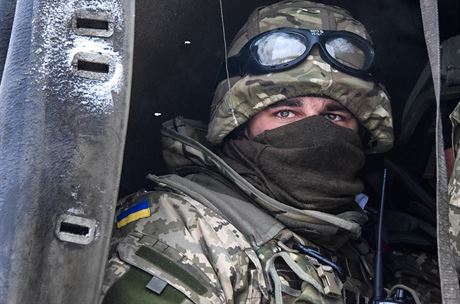 Ukrajinský voják v konvoji, který vezl zásoby na doncké letit (6. ledna...