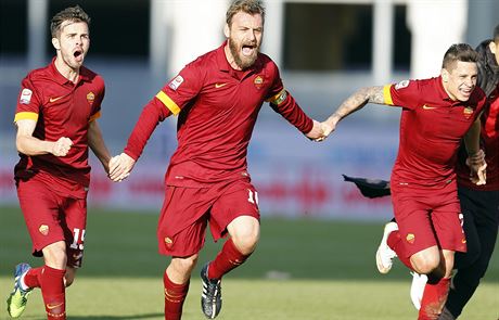 Fotbalisté AS ím Pjani (vlevo), De Rossi a Iturbe oslavují výhru v Udine.