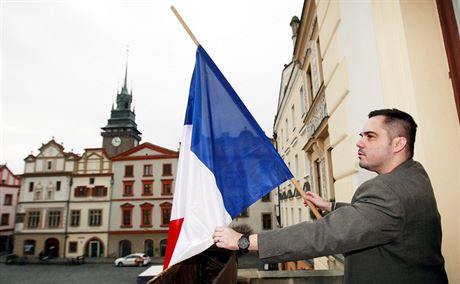 Radim Jelínek pi nedávném vyvování francouzské vlajky na pardubickém magistrátu.