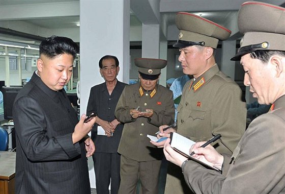 Vdce Severní Koreje Kim ong-un s mobilním telefonem v ruce.