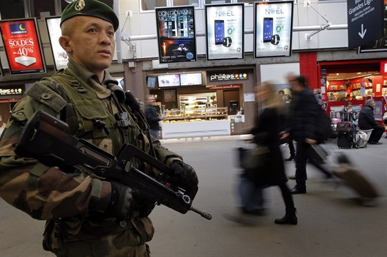 Francouzský voják na paíském nádraí Montparnasse. Francie po útoku na...
