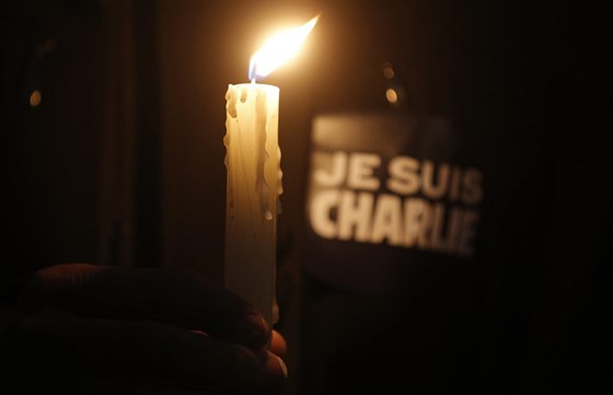 Heslo Je suis Charlie (Jsem Charlie) se stalo jedním ze symbol piety po teroristickém útoku na redakci týdeníku Charlie Hebdo.