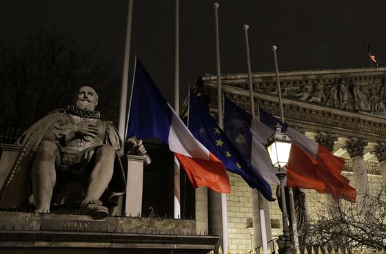 Vlajky ped francouzským parlamentem vlají po útoku na redakci satirického...