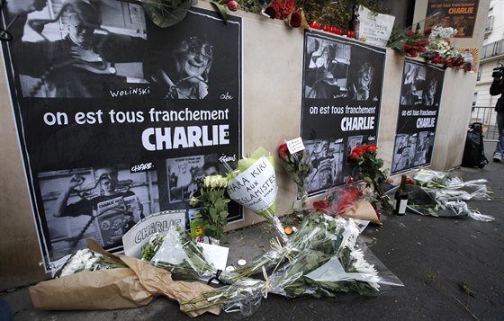 Pietní místo ped redakci týdeníku Charlie Hebdo v Paíi (8. ledna 2015)