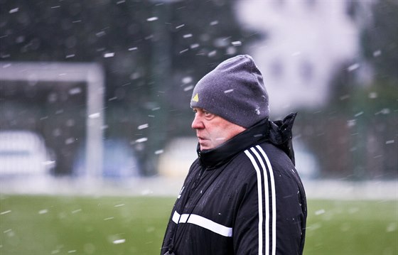 Olomoucký trenér Leo Kalvoda sleduje zimní dinu svých svenc.