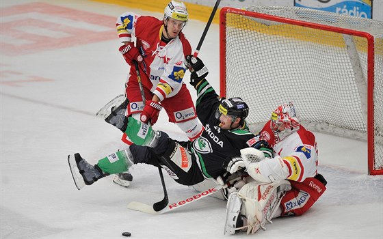 Slávisté Dominik Furch (branká) a Tomá Beovi tentokrát zpacifikovali Tomáe...