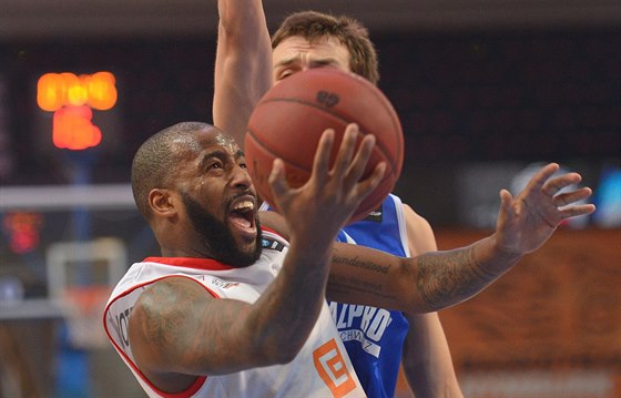 Darius Washington z Nymburku se snaí o zakonení v duelu s Petrohradem.