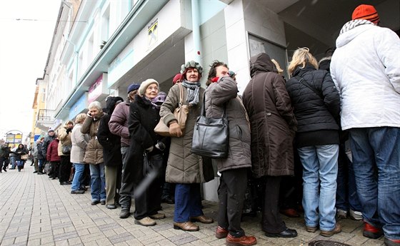 V Teplicích nyní lidé stojí nkolikahodinové fronty na nové ipové karty.