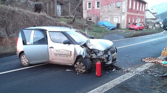 U Stráe nad Ohí narazilo auto do domu, ti lidé se zranili.