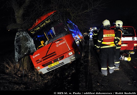 Autobus íslo 240 mezi praskou Dubí a Bchovicemi sjel ze silnice a narazil...