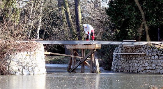 V roce 2015 opravili v zámeckém parku v Lednici dv st let staré devné mosty...