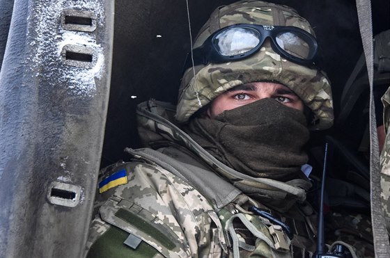 Ukrajinský voják v konvoji, který vezl zásoby na doncké letit (6. ledna...