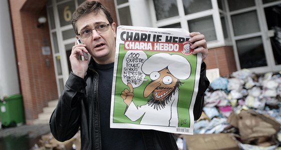 Stéphane Charbonnier (Charb) s kontroverzním vydáním Charlie Hebdo, které vedlo...