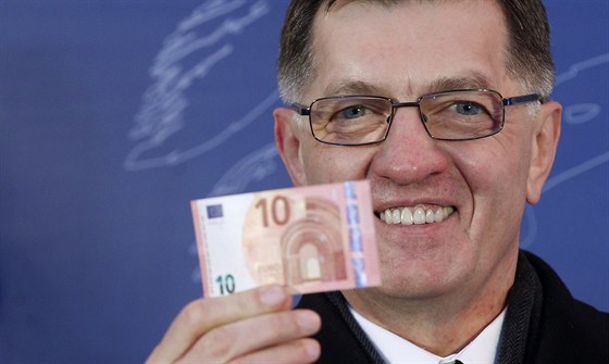Litevský premiér Algirdas Butkevicius drí desetieurovou bankovku. Litva se...