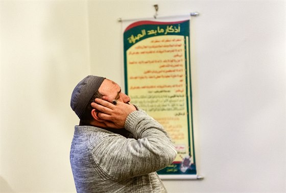 Pratí muslimové na první pátení modlitb po útocích v Paíi