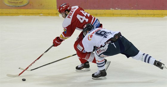 Obránce Liberce Jan Výtisk (vpravo) a útoník Slavie Michal Poletín bojují o...