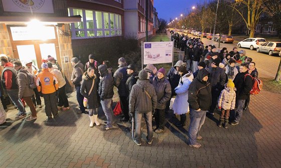 Taková fronta rodi stála loni v lednu ped 25. Z ve Chválenické ulici v Plzni.