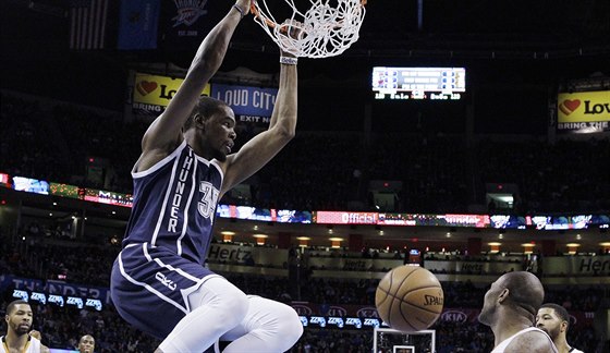 Kevin Durant z týmu Oklahoma City zakonuje jednu z úspných akcí v duelu s...