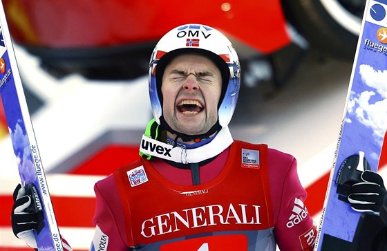 Norský skokan na lyích Anders Jacobsen se raduje z triumfu v Ga-Pa.