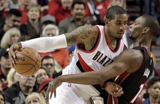 LaMarcus Aldridge (vlevo) z Portlandu se snaí prosadit pes Chrise Boshe z...