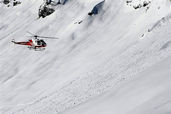 Záchranái pátrají v Alpách po zasypaných turistech. Ilustraní foto