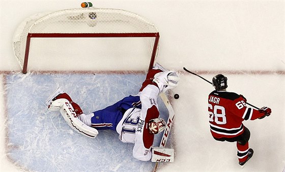 Montrealský gólman Carey Price zasahuje proti Jaromíru Jágrovi z New Jersey.