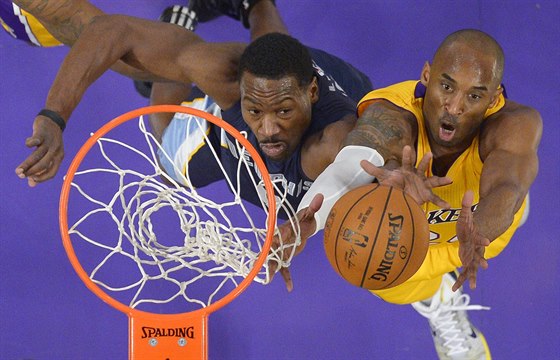 Tony Allen (vlevo) z Memphisu a Kobe Bryant z LA Lakers zápolí na doskoku.