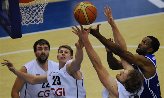 Ostravský basketbalista Corey Muirhead (vpravo) proti dínské pesile - zleva...