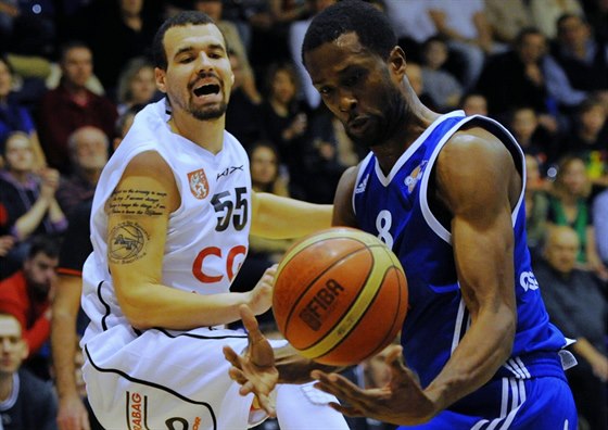 Ostravský basketbalista Corey Muirhead (vpravo) se dostává k míí, sleduje ho...