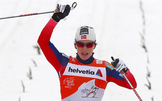 Marit Björgenová coby vítzka druhé etapy Tour de Ski.