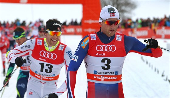 Druhou etapu Tour de Ski ovládl Petter Northug (vpravo) ped Alexem Harveyem.