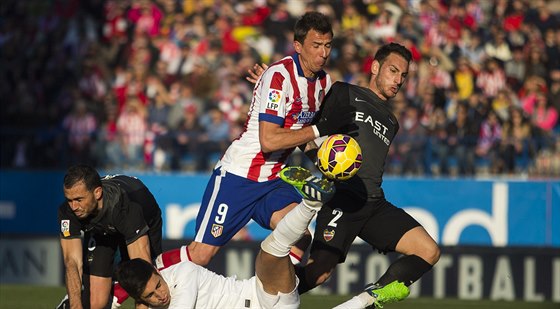 Mario Manduki z Atlética Madrid (uprosted) v souboji o balón s Ivánem...
