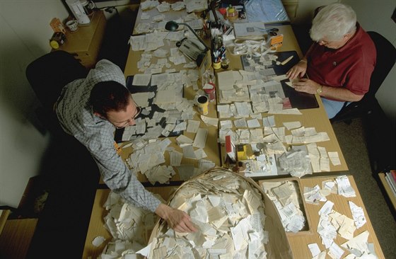 Rekonstrukce roztrhaných dokument nmecké tajné policie Stasi dosud probíhala...