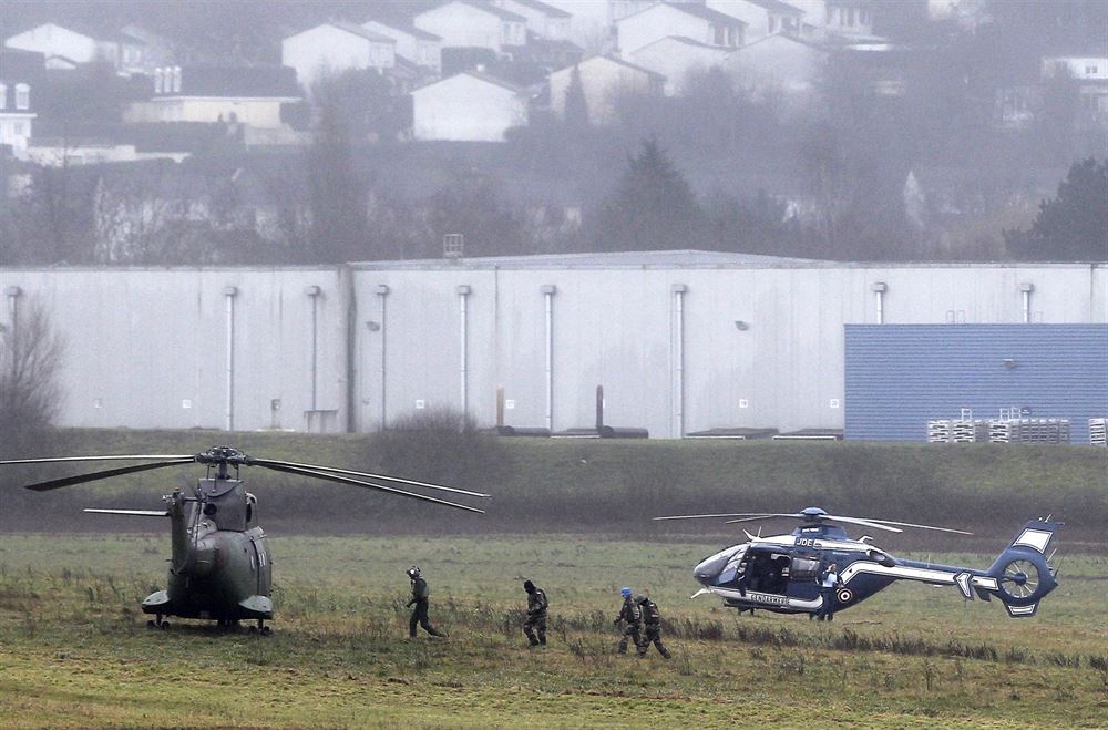 Helikoptéry francouzských bezpenostních sloek ve mst Dammartin-en-Goële (9....