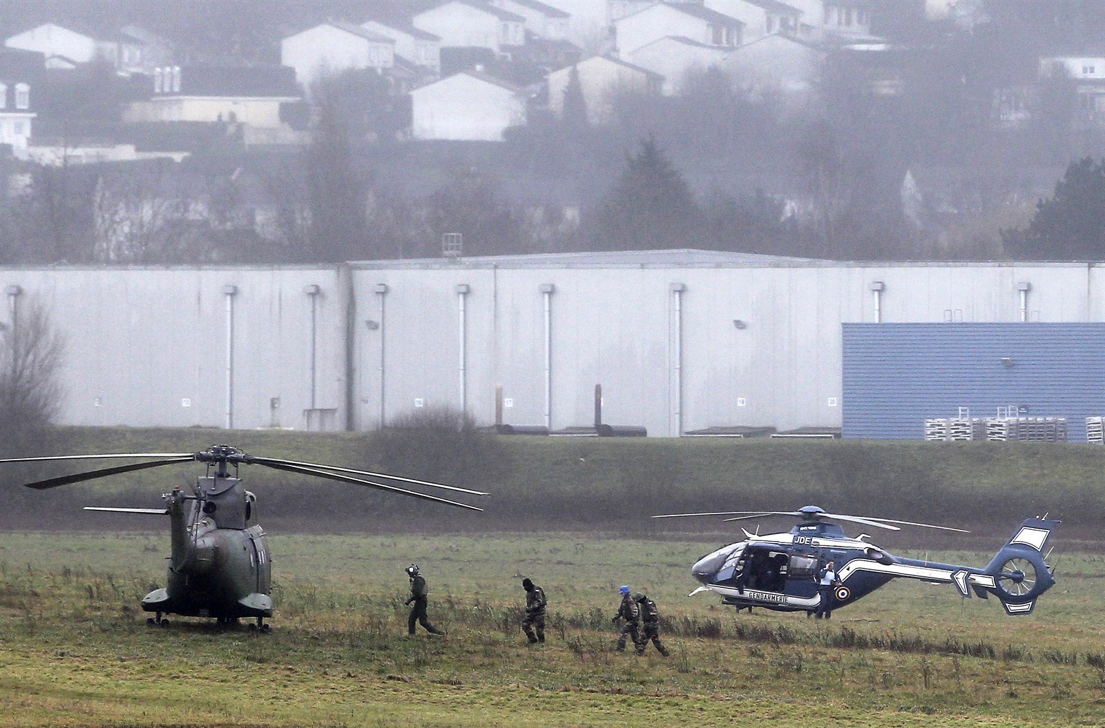 Helikoptéry francouzských bezpečnostních složek ve městě Dammartin-en-Goële (9.... Helikoptéry francouzských bezpečnostních složek ve městě Dammartin-en-Goële (9....