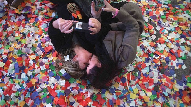Lbajc se dvojice v konfetch. (1. 1. 2015)