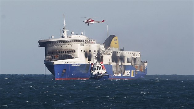 Ohoel vrak trajektu Norman Atlantic v italskm Brindisi (2. ledna 2014)