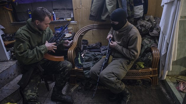 Bojovnci ukrajinskho dobrovolnickho praporu ist sv zbran v krytu v obci Peski nedaleko Doncku (31. prosince 2014)