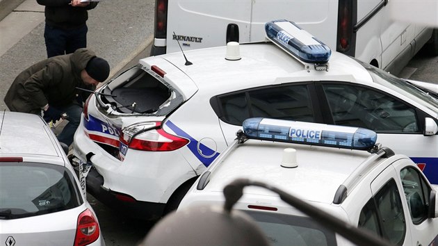 Nabouran policejn auto na mst toku na redakci satirickho tdenku Charlie Hebdo (7. ledna 2015)
