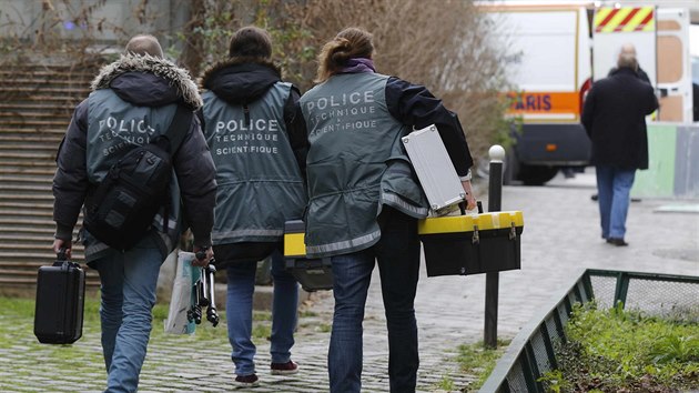 Policejn technici na mst toku na redakci satirickho tdenku Charlie Hebdo (7. ledna 2015)