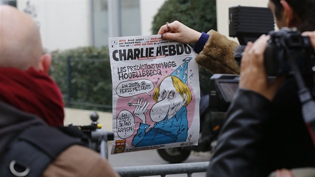 Posledn slo tdenku Charlie Hebdo m na oblce karikaturu spisovatele Michela Houellebecqa, ktermu prv vyla kontroverzn kniha o islamizovan Francii (7. ledna 2015)